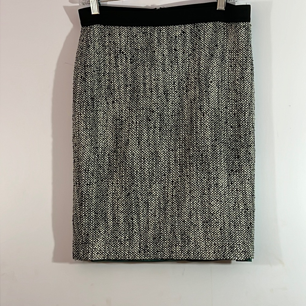 Great looking size 8 Dalia Collection lined pencil skirt, elastic waist, zipper
